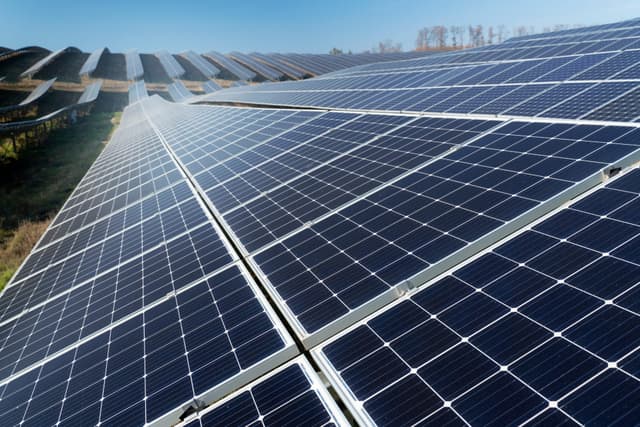 Imagen destacada del artículo: ¿Es 2025 el año para instalar paneles solares en tu empresa?