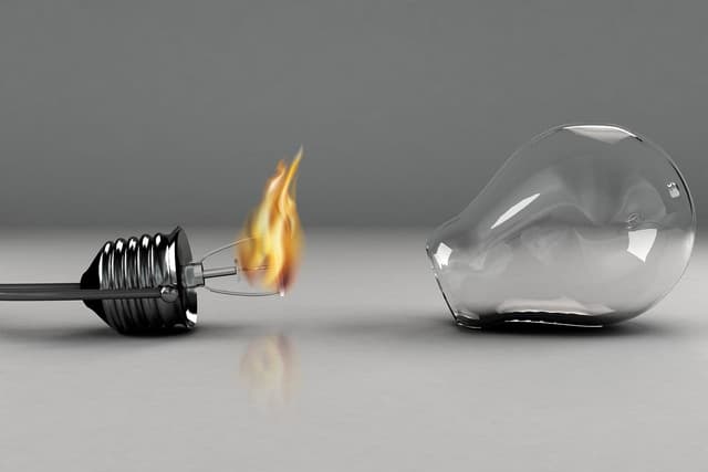 Imagen destacada del artículo: Incremento acumulado del 50% en las tarifas de la luz para enero 2025